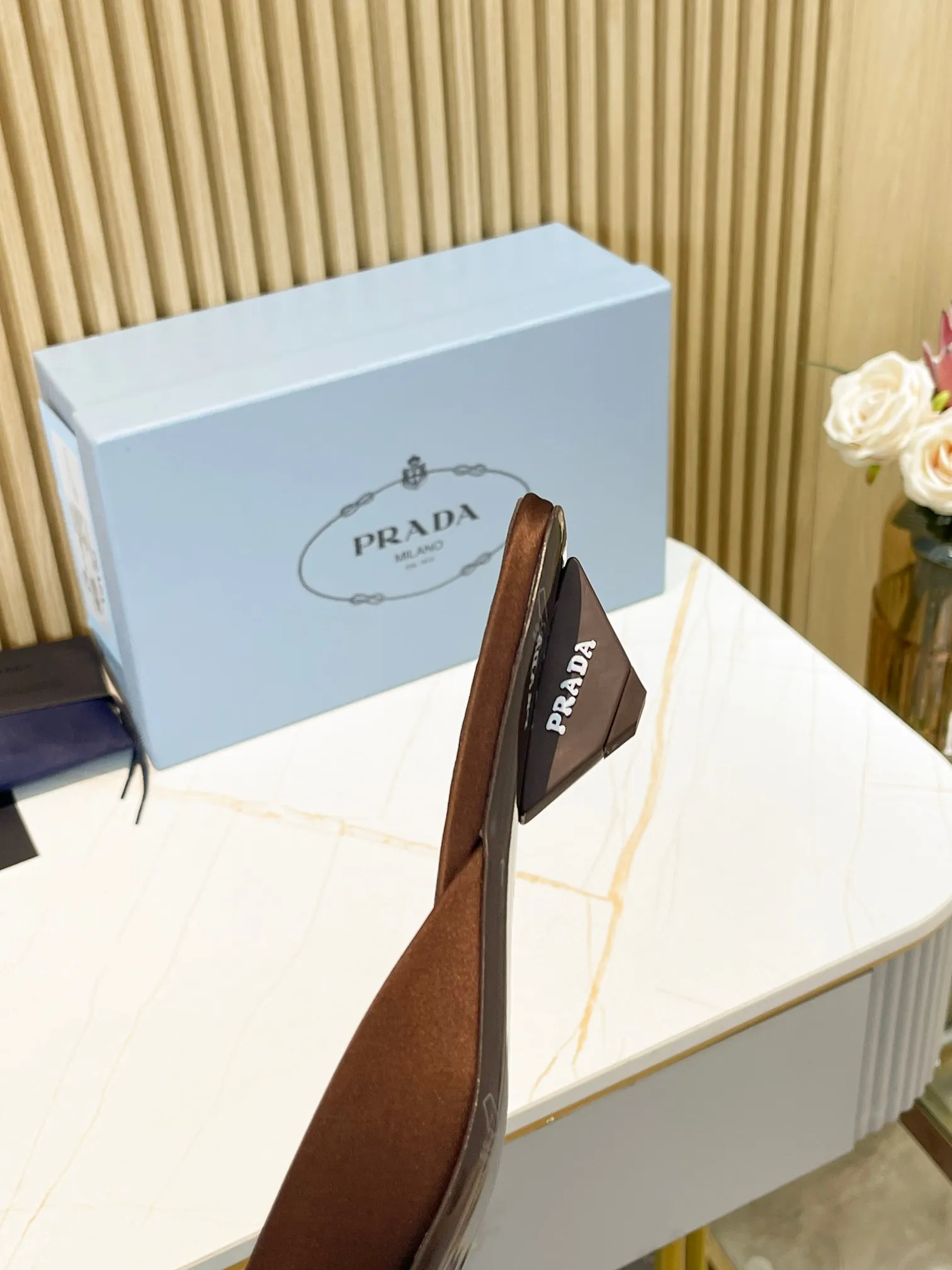 👟👟Ex-factory price 540👟👟 🐳Prada〰️2024 new style🆕Triangle logo🔺Top version of triangular heel square toe Mule slippers ✔️Material and craftsmanship: ✔️Upper: imported silk satin ✔️Inner lining: original sheepskin lining ✔️🇮🇹Imported leather outsole ✔️Size: 35-39 (custom size 40 is non-returnable)